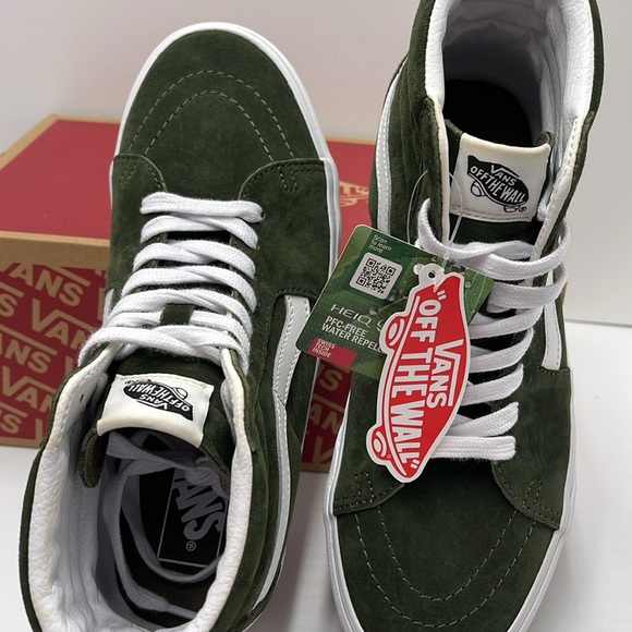 Vans WMNS Sk8-Hi Pig Suede Grape Leaf
VN0A&BVTS0K
SNEAKERS - Picture 12 of 16